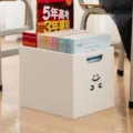 Caja de almacenamiento de plástico blanco para libros debajo del escritorio escolar - Cara de Abrazo (Sin Ruedas)