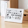 Calendrier de bureau 2026 doodle minimaliste avec cadre blanc et illustrations mignonnes - Version 2026 / Blanc