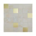 Vista dettagliata di pannello a mosaico quadrato con texture pietra beige e dettagli dorati. - Stile a Quadri Beige Oro (YSL021) / 305*305mm