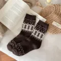 Retro Fair Isle Wollsocken mit Baum- und Herzmuster für warme Wintertage in Braun - Einheitsgröße (EU 35-40) / Kaffeebraun