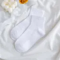 Weiße kurze Baumwollsocken für Damen, einfarbige gerippte Socken, bequeme Alltagsmode. - Einheitsgröße / Weiß