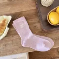 Calcetines gruesos de algodón rosa con un lindo bordado de lazo blanco para mujeres - Talla única / Rosa
