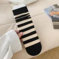 Calze a metà polpaccio in cotone a righe nere e crema da donna, stile collegiale - Taglia unica / Nero