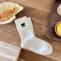 Lindos calcetines blancos de algodón con bordado de lazo negro en tela acanalada - Talla única / Blanco