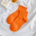 Leuchtend orange kurze Baumwollsocken für Damen, Bonbonfarbener Freizeitstil tiefes schlichtes Design. - Einheitsgröße / Orangerot