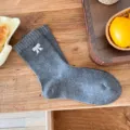 Calcetines de algodón gris oscuro a media pierna con lindo bordado de lazo blanco. - Talla única / Gris oscuro
