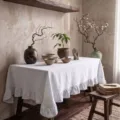 Elegante tovaglia in cotone lavato bianco con bordi a balze per decorazioni rustiche - Stile Foglia di Loto / 100x140cm / Bianco