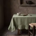 Tovaglia minimalista in cotone lavato verde salvia con bordo a balze decorativo - Stile con Volant (N. 3) / 100x140cm / verde pisello