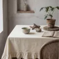Tovaglia in cotone lavato crema con elegante bordo a balze per arredamento rustico. - Stile Foglia di Loto / 100x140cm / Bianco avorio