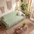 Una elegante funda de sofá de terciopelo a rayas verdes y blancas con volantes suaves - 132-180cm / Rayas verdes y blancas