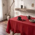 Elegante tovaglia in cotone lavato rosso tinta unita con orlo a balze decorative - Stile Foglia di Loto / 90x90cm / Rosso scuro