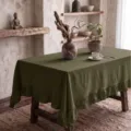 Tovaglia in cotone lavato verde oliva con elegante bordo a balze per un arredamento rustico - Stile con Volant (N. 17) / 90x90cm / Verde Oliva Scuro