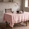 Tovaglia minimalista in cotone lavato rosa con eleganti bordi a balze per i tavoli. - Stile Foglia di Loto / 90x90cm / Rosa