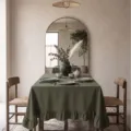 Tovaglia in cotone lavato verde oliva scuro con eleganti bordi a volant decorativi - Stile Foglia di Loto / 90x90cm / Verde oliva