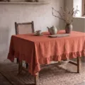 Tovaglia in cotone lavato terracotta con bordi a balze per un arredamento da tavola rustico - Stile Foglia di Loto / 90x90cm / rosso mattone