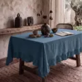 Elegante tovaglia in cotone lavato blu tinta unita con raffinato bordo a volant - Stile con Volant (N. 67) / 90x90cm / Blu scuro