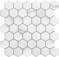 Vista detallada de pegatinas de pared de mosaico hexagonal blanco con vetas mármol - Serie Hexágono (Blanco Mate)