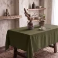 Hochwertige dunkelgrüne minimalistische Tischdecke aus gewaschener Baumwolle für Deko - 100x135cm / Olivgrün