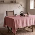 Elegante einfarbige Tischdecke aus gewaschener Baumwolle in Rosa für rustikale Esszimmer - 100x135cm / Hellrosa