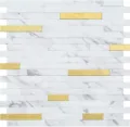 Detalle de primer plano de adhesivo de pared de mosaico 3D mármol blanco y metal dorado - Serie Mármol (Oro Blanco)