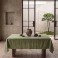 Salbeigrüne Tischdecke aus gewaschener Baumwolle auf einem Holztisch im Zen-Stil - 100x135cm / Bohnengrün