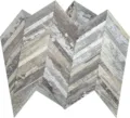 Primer plano de un adhesivo de mosaico 3D con un patrón de chevron de madera rústica - Serie Espiga (Veta de Madera 2)