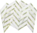Vista detallada del adhesivo de pared 3D chevron con textura de mármol y dorado. - Serie Espiga (Oro y Blanco)