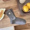Calcetines cálidos de algodón acanalado gris carbón con un lindo lazo blanco bordado. - Talla única / Café Oscuro