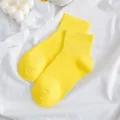 Einfarbige gelbe Baumwoll-Ankelsocken für Damen, atmungsaktive kurze Socken in Bonbonfarben. - Einheitsgröße / Leuchtgelb