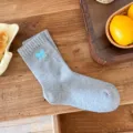Calcetines de algodón acanalado gris claro con un bonito lazo bordado en color azul - Talla única / Gris claro
