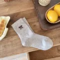 Calcetines de algodón beige a media pantorrilla con detalle de lazo bordado marrón oscuro - Talla única / Caqui