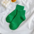 Grüne kurze Baumwollsocken für Damen, einfarbige Sommer Freizeitsocken, bequeme Füßlinge. - Einheitsgröße / Dunkelgrün