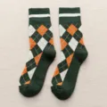 Dicke Argyle-Socken für Herren mit einem warmen grün-orangen geometrischen Thermo-Musterelement - Einheitsgröße (35-43) / Dunkelgrün