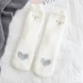 Damen süße Plüsch Korallenfleece Mittelsocken Winter warme flauschige Bärenohren graues Herz Design - Einheitsgröße / Weiß