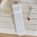 Calcetines altos blancos transpirables con delicado borde de encaje y diseño calado - Talla Única (35-40) / Estilo Punto (Calcetines Sin Costuras de Seda de Morera)