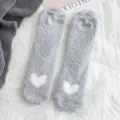 Graue Damen Korallenfleece Winter warme Mittelsocken mit süßem weißem Herzmuster. - Einheitsgröße / Grau