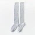 Calcetines altos de felpa de coral gris esponjosos y acogedores para invierno mujer - Talla Única (35-39) / Gris claro