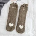 Calzini invernali caldi e morbidi in pile marrone con simpatiche orecchie e motivo a cuore. - Taglia unica / Verde militare