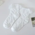 Weisse Lolita Spitzen-Mittelsocken fuer Damen, suesse japanische duenne weisse Socken. - Einheitsgröße (34-40) / Weiße Jacquard-Spitzenborte