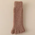 Weiche Korallenfleece-Fünf-Finger-Socken in Warmbraun für gemütliches Wohnen - Braun, 1 Paar