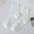 Weiße Damen Wadenstrümpfe mit Rüschen und Spitze, süße gerippte Lolita Baumwollsocken. - Einheitsgröße (34-40) / Weißer Rollsaum