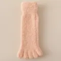 Weiche Korallenvlies-Fünf-Finger-Socken in Pfirsichrosa für gemütliche Winterwärme zu Hause - Pfirsichrosa, 1 Paar
