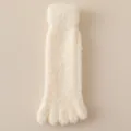 Gemütliche weiße Korallenvlies-Fünf-Finger-Socken für winterliche Wärme und Komfort - Cremegelb - 1 Paar