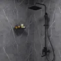 Moderne schwarze Duscharmatur Set mit eleganter grauer Marmorwand für modernes Badezimmer. - Klassisches Grau