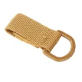 Détail de sangle en nylon tactique avec texture kaki durable et anneau en D en plastique robuste. - Khaki