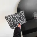 Modische Damen Canvas-Clutch mit Leopardenmuster in Grau und Schwarz für Make-up - Weiß