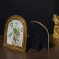Vintage reliëf gouden boog fotolijst met bloemenkunst en details van de standaard - 7-inch (Buiten 16.5x21.5cm)
