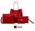 Detailansicht des 4-teiligen roten Taschensets aus strukturiertem Leder mit Shopper - 4-teiliges Set / Rot