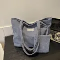 Elegante bolso tote de pana azul con pequeño neceser a juego en un entorno de oficina - Juego de bolsos de hombro / Gris oscuro