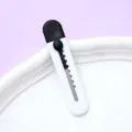 Mini cúter minimalista en blanco y negro sobre un fondo blanco con textura elegante - Blanco